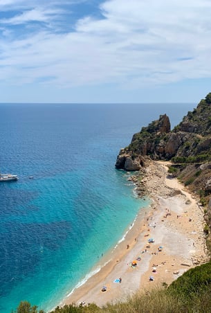 Położona w Poble Nou de Benitatxell, pomiędzy miastami Jávea i Moraira. 